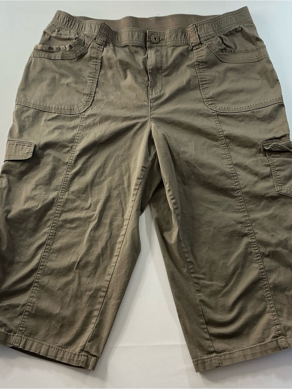 Casual Cargo Shorts in Olive